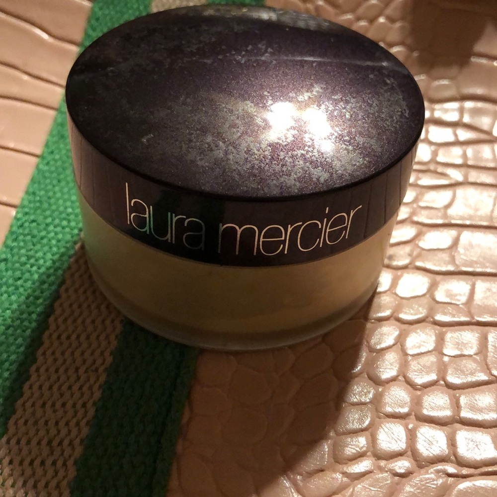 Laura Mercier powder